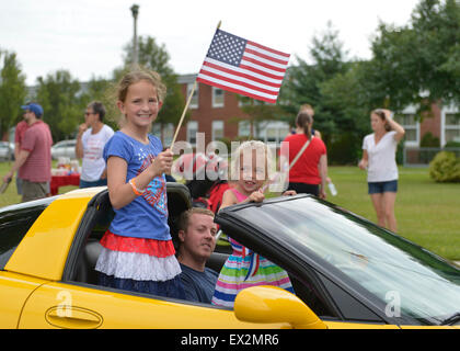 Wantagh, New York, USA. 4. Juli 2015. Die Miss Wantagh Wahl, eine langjährige Tradition der Unabhängigkeitstag auf Long Island, ist feierliche Wantagh Schule nach der Stadt 4. Juli Parade. Keri Balnis gekrönt wurde Miss Wantagh 2015. Seit 1956 krönt die Miss Wantagh Festspiele, die kein Schönheitswettbewerb ist, eine Gymnasiast basiert hauptsächlich auf akademische Exzellenz und Community Service. Bildnachweis: Ann E Parry/Alamy Live-Nachrichten Stockfoto