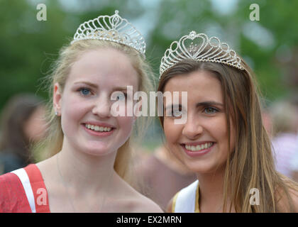 Wantagh, New York, USA. 4. Juli 2015. L-R, KERI BALNIS, Miss Wantagh 2015 und HAILEY ORGASS, Miss Wantagh 2012, Pose nach The Miss Wantagh Pageant Zeremonie zusammen die, eine langjährige Tradition der Unabhängigkeitstag auf Long Island, statt in Wantagh Schule nach der Stadt ist der 4. Juli Parade. Seit 1956 krönt die Miss Wantagh Festspiele, die kein Schönheitswettbewerb ist, eine Gymnasiast basiert hauptsächlich auf akademische Exzellenz und Community Service. Bildnachweis: Ann E Parry/Alamy Live-Nachrichten Stockfoto