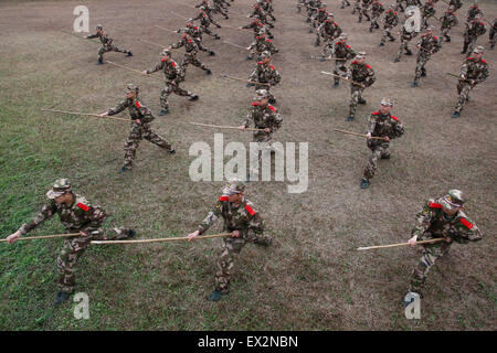 Rekruten der paramilitärischen Polizisten an eine Trainingseinheit auf einer Militärbasis in Suining, Provinz Sichuan, 4. März 2010 teilnehmen.  VC Stockfoto