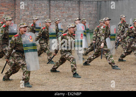 Rekruten der paramilitärischen Polizisten an eine Trainingseinheit auf einer Militärbasis in Suining, Provinz Sichuan, 4. März 2010 teilnehmen.  VC Stockfoto