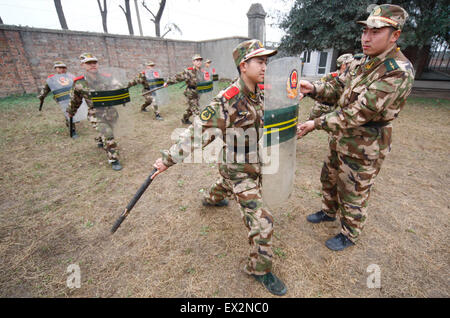 Rekruten der paramilitärischen Polizisten an eine Trainingseinheit auf einer Militärbasis in Suining, Provinz Sichuan, 4. März 2010 teilnehmen.  VC Stockfoto