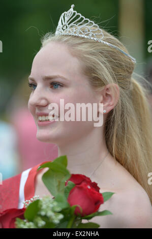 Wantagh, New York, USA. 4. Juli 2015. KERI BALNIS, Miss Wantagh 2015, hält den Strauß Rosen sie erhielt als Gewinner der Miss Wantagh Wahl Zeremonie, eine langjährige Tradition der Unabhängigkeitstag auf Long Island, in Wantagh Schule gehalten, nach der Stadt der 4. Juli ist Parade. Seit 1956 krönt die Miss Wantagh Festspiele, die kein Schönheitswettbewerb ist, eine Gymnasiast basiert hauptsächlich auf akademische Exzellenz und Community Service. Bildnachweis: Ann E Parry/Alamy Live-Nachrichten Stockfoto