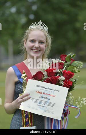 Wantagh, New York, USA. 4. Juli 2015. KERI BALNIS, Miss Wantagh 2015, hält die Trophäe, Bukett von Rosen und Zertifikat Award sie als Gewinner der Miss Wantagh Wahl Zeremonie, eine langjährige Tradition der Unabhängigkeitstag auf Long Island erhielt, statt in Wantagh Schule nach der Stadt 4. Juli Parade. Seit 1956 krönt die Miss Wantagh Festspiele, die kein Schönheitswettbewerb ist, eine Gymnasiast basiert hauptsächlich auf akademische Exzellenz und Community Service. Bildnachweis: Ann E Parry/Alamy Live-Nachrichten Stockfoto