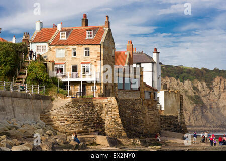 Den unverwechselbaren Blick auf Gebäude am Rande der Küste in Robin Hoods Bay Stockfoto