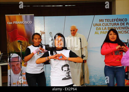 La Paz, Bolivien, 5. Juli 2015. Studenten führen Sie die offizielle Tanz und Gesang für den Besuch von Papst Franziskus bei einer Veranstaltung seiner bevorstehenden Reise nach Bolivien zu feiern. Papst Franziskus besuchen La Paz am 8. Juli während seines 3-tägigen Reise nach Bolivien. Stockfoto