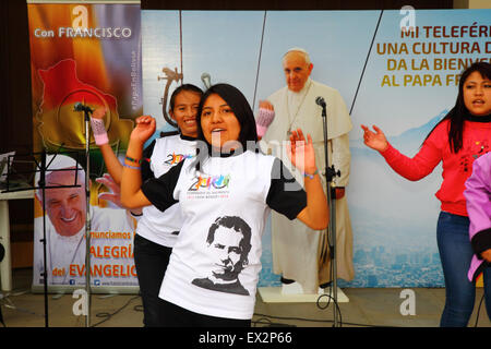 La Paz, Bolivien, 5. Juli 2015. Studenten führen Sie die offizielle Tanz und Gesang für den Besuch von Papst Franziskus bei einer Veranstaltung seiner bevorstehenden Reise nach Bolivien zu feiern. Papst Franziskus besuchen La Paz am 8. Juli während seines 3-tägigen Reise nach Bolivien. Stockfoto