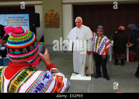 La Paz, Bolivien, 5. Juli 2015. Ein Schuljunge, der einen Poncho trägt, hat sein Foto mit einem lebensgroßen Karton-Ausschnitt von Papst Franziskus bei einer Veranstaltung gemacht, um seinen bevorstehenden Besuch in Bolivien zu feiern. Papst Franziskus wird La Paz am 8. Juli während seiner 3-tägigen Reise nach Bolivien besuchen. Stockfoto