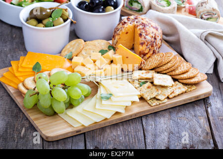 Käseplatte mit Auswahl an Vorspeisen auf Tisch Stockfoto