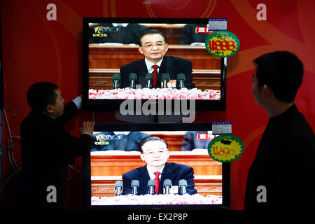 Eine Sendung von Chinas Premier Wen Jiabao liefert seine Arbeitsbericht der Regierung während der Eröffnungsfeier des nationalen Peop Stockfoto