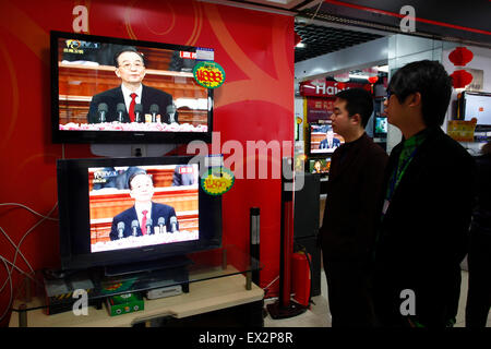 Eine Sendung von Chinas Premier Wen Jiabao liefert seine Arbeitsbericht der Regierung während der Eröffnungsfeier des nationalen Peop Stockfoto