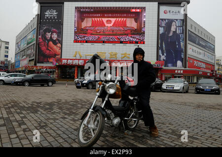 Eine Sendung von Chinas Premier Wen Jiabao liefert seine Arbeitsbericht der Regierung während der Eröffnungsfeier des nationalen Peop Stockfoto