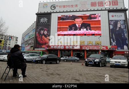 Eine Sendung von Chinas Premier Wen Jiabao liefert seine Arbeitsbericht der Regierung während der Eröffnungsfeier des nationalen Peop Stockfoto