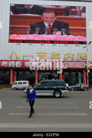 Eine Sendung von Chinas Premier Wen Jiabao liefert seine Arbeitsbericht der Regierung während der Eröffnungsfeier des nationalen Peop Stockfoto