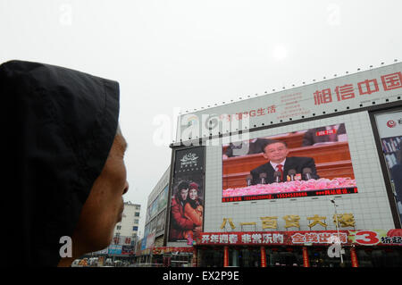 Eine Sendung von Chinas Premier Wen Jiabao liefert seine Arbeitsbericht der Regierung während der Eröffnungsfeier des nationalen Peop Stockfoto