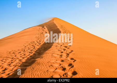 Spuren des Menschen gehen bis an die Spitze der berühmten Düne Quarantacinque. Namib-Wüste, Namibia. Namib-Naukluft-Nationalpark, Na Stockfoto