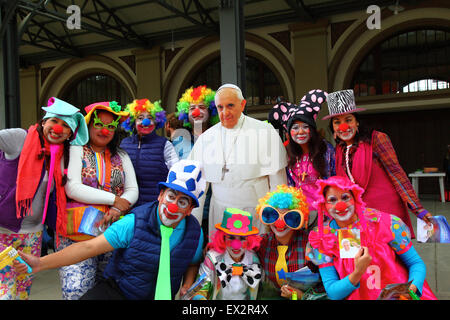 La Paz, Bolivien, 5. Juli 2015. Eine Gruppe von Clowns posieren für ein Foto mit einer lebensgroßen Karton Ausschnitt von Papst Franziskus bei einer Veranstaltung seiner bevorstehenden Besuch in Bolivien zu feiern. Papst Franziskus besuchen La Paz am 8. Juli während seines 3-tägigen Reise nach Bolivien. Stockfoto