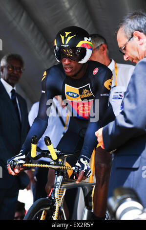 Utrecht, Niederlande. 4. Juli 2015. Daniel Teklehaimanot (MTN Qhubeka) von Eritrea öffnet 1 Etappe der Tour de France in Utrecht, Niederlande. Er ist der erste schwarze afrikanische Fahrer zur Teilnahme an der Tour de France. Foto: Miroslav Dakov / Alamy Live News Stockfoto