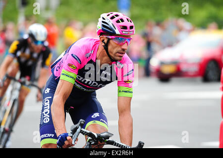 Gouda, Niederlande. 5. Juli 2015. Ein Lampre - Merida Teamfahrer Ruben Plaza Molina durchläuft die Stadt Gouda, während die zweite Etappe der Tour de France in den Niederlanden. Foto: Miroslav Dakov / Alamy Live News Stockfoto