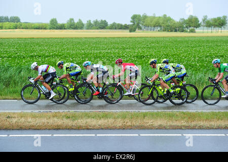 Ouddorp, Niederlande. 5. Juli 2015. Fahrer passieren in der Nähe der Stadt Ouddorp während die zweite Etappe der Tour de France in den Niederlanden. Foto: Miroslav Dakov / Alamy Live News Stockfoto