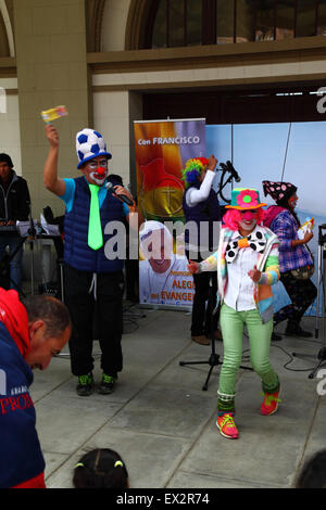 La Paz, Bolivien, 5. Juli 2015. Eine Gruppe von Clowns treten bei einer Veranstaltung auf, um den bevorstehenden Besuch von Papst Franziskus in Bolivien zu feiern. Papst Franziskus wird La Paz am 8. Juli während seiner 3-tägigen Reise nach Bolivien besuchen. Stockfoto