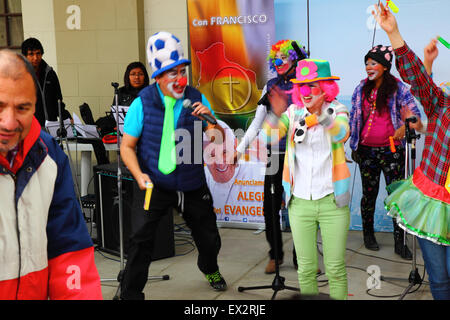 La Paz, Bolivien, 5. Juli 2015. Eine Gruppe von Clowns treten bei einer Veranstaltung auf, um den bevorstehenden Besuch von Papst Franziskus in Bolivien zu feiern. Papst Franziskus wird La Paz am 8. Juli während seiner 3-tägigen Reise nach Bolivien besuchen. Stockfoto