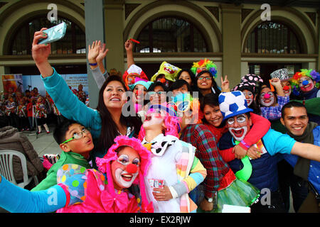 La Paz, Bolivien, 5. Juli 2015. Eine Gruppe von Clowns Pose für ein Selfie bei einer Veranstaltung, den bevorstehenden Besuch von Papst Francis nach Bolivien zu feiern. Stockfoto