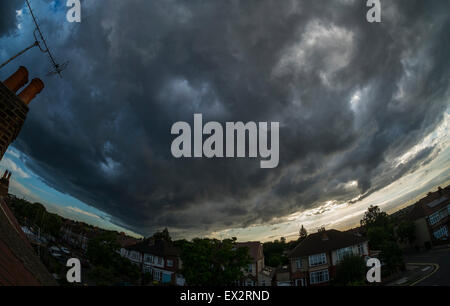 Wimbledon, London, UK. 5. Juli 2015. Dunkle Wolken nähern Wimbledon vom SW gegen Abend. Bildnachweis: Malcolm Park Leitartikel/Alamy Live-Nachrichten Stockfoto