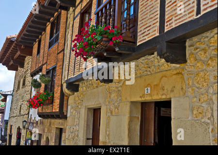 Bunte Blumen auf dem Balkon, Santillana del Mar, Spanien Stockfoto