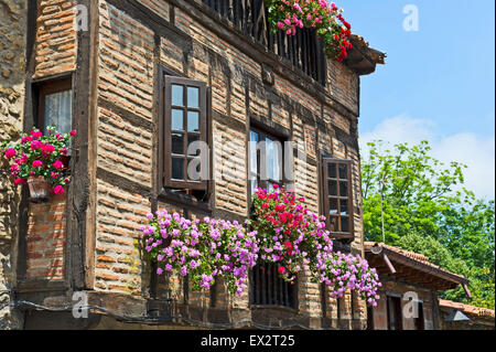 Bunte Blumen auf dem Balkon, Santillana del Mar, Spanien Stockfoto