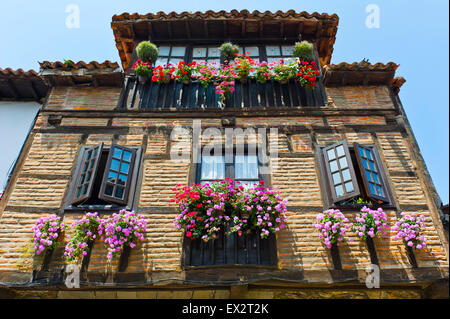 Bunte Blumen auf dem Balkon, Santillana del Mar, Spanien Stockfoto