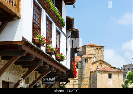 Bunte Blumen auf dem Balkon, Santillana del Mar, Spanien Stockfoto