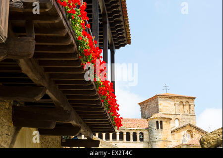 Bunte Blumen auf dem Balkon, Santillana del Mar, Spanien Stockfoto