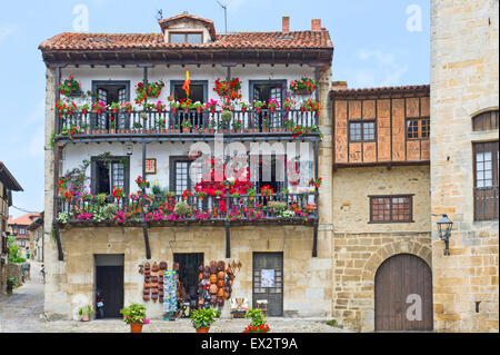 Bunte Blumen auf dem Balkon, Santillana del Mar, Spanien Stockfoto