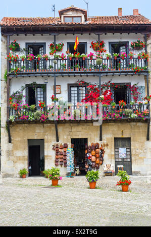 Bunte Blumen auf dem Balkon, Santillana del Mar, Spanien Stockfoto