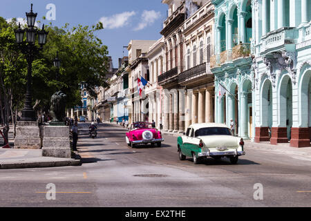 Klassische amerikanische Autos auf Paseo de Marti, Havanna, Kuba Stockfoto