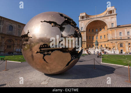 Kugel in Kugel von Pomodoro im Belvedere-Hof, entworfen von Donato Bramante, Vatikanische Museen, Stockfoto