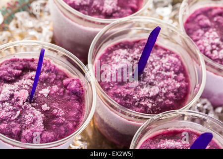 Hausgemachte Obst gemacht Eis am Stiel in Plastikbechern. Stockfoto