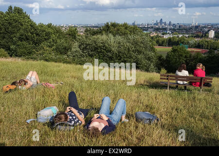 Londoners genießen sonnigen Nachmittag auf dem Gipfel des Parliament Hill, Hampstead Heath in London, England Großbritannien Stockfoto