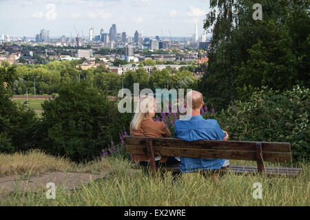 Londoners genießen sonnigen Nachmittag auf dem Gipfel des Parliament Hill, Hampstead Heath in London, England Großbritannien Stockfoto