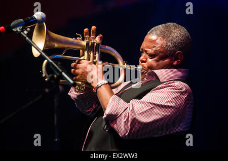 Liebe oberste Jazzfestival, Glynde Platz, Sussex, England, UK. 5. Juli 2015. Hugh Masekela, südafrikanische Trompeter, titelt die tBig Top Zelt auf der dritten und letzten Tag des Festivals. Bildnachweis: Francesca Moore/Alamy Live-Nachrichten Stockfoto