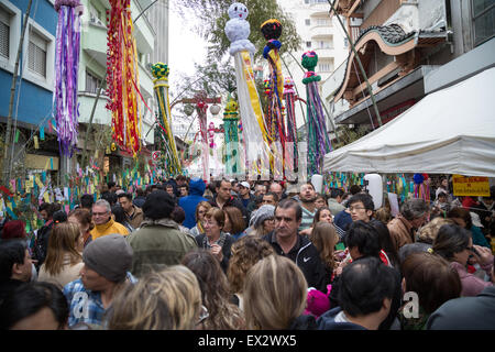 Sao Paulo, Brasilien. 5. Juli 2015. Ornamente mit bunten Luftschlangen (Tanabata) gehängt am Bambus gelten im Stadtteil Liberdade, an diesem Sonntag Nachmittag, während die 37. Auflage des japanischen Star Festival (Tanabata Matsuri) in Sao Paulo, Brasilien. Bildnachweis: Andre M. Chang/ARDUOPRESS/Alamy Live-Nachrichten Stockfoto