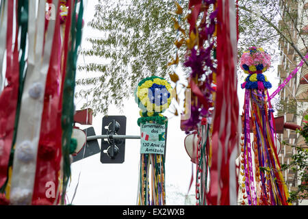 Sao Paulo, Brasilien. 5. Juli 2015. Ornamente mit bunten Luftschlangen (Tanabata) gehängt am Bambus gelten im Stadtteil Liberdade, an diesem Sonntag Nachmittag, während die 37. Auflage des japanischen Star Festival (Tanabata Matsuri) in Sao Paulo, Brasilien. Bildnachweis: Andre M. Chang/ARDUOPRESS/Alamy Live-Nachrichten Stockfoto