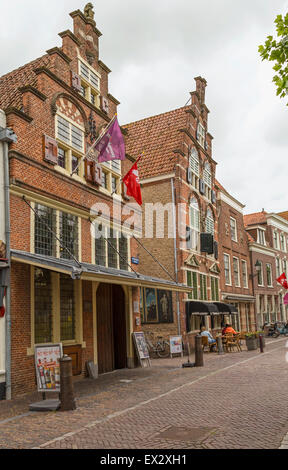 Zeigen Sie auf der berühmten Hexen wiegen Haus (links) oder Heksenwaag (auf Niederländisch) an, in die Stadt Oudewater, Utrecht, Niederlande. Stockfoto