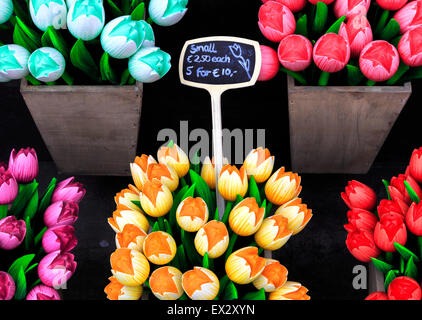 Bunte Tulpen aus Holz, beliebte Souvenirs aus Holland, zum Verkauf an einen Souvenir-Shop in Delft, Zuid-Holland, Niederlande. Stockfoto
