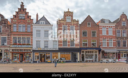 Historische Giebel Architektur in der Stadt Delft, Zuid-Holland, Niederlande, berühmt für seine Delfter Blau Keramik, Delfter Porzellan. Stockfoto