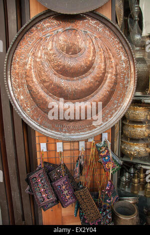 Traditionelle arabische Kunst-Gegenstände und Souvenirs auf dem Display in traditionellen Markt in Damaskus, Syrien Stockfoto