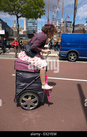 Oma Tourismo Segway Shopping Trolley Omas lustig Stockfoto