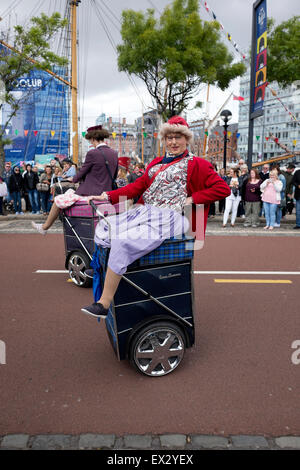 Oma Tourismo Segway Shopping Trolley Omas lustig Stockfoto