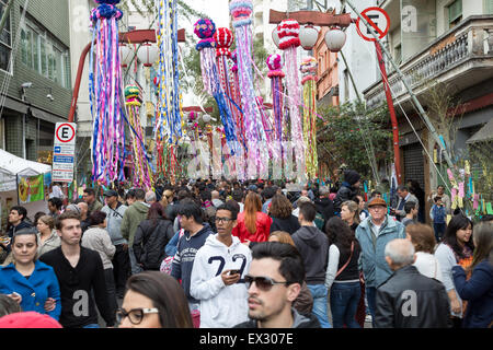 Sao Paulo, Brasilien. 5. Juli 2015. Ornamente mit bunten Luftschlangen (Tanabata) gehängt am Bambus gelten im Stadtteil Liberdade, an diesem Sonntag Nachmittag, während die 37. Auflage des japanischen Star Festival (Tanabata Matsuri) in Sao Paulo, Brasilien. Bildnachweis: Andre M. Chang/ARDUOPRESS/Alamy Live-Nachrichten Stockfoto