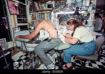 Sacramento, Ca - 24. Juni: Sacramento Kings Basketball player Mike Bibby und "team Dime" lakaien in Sacramento, Ca. Am 24. Juni 2002. Stockfoto